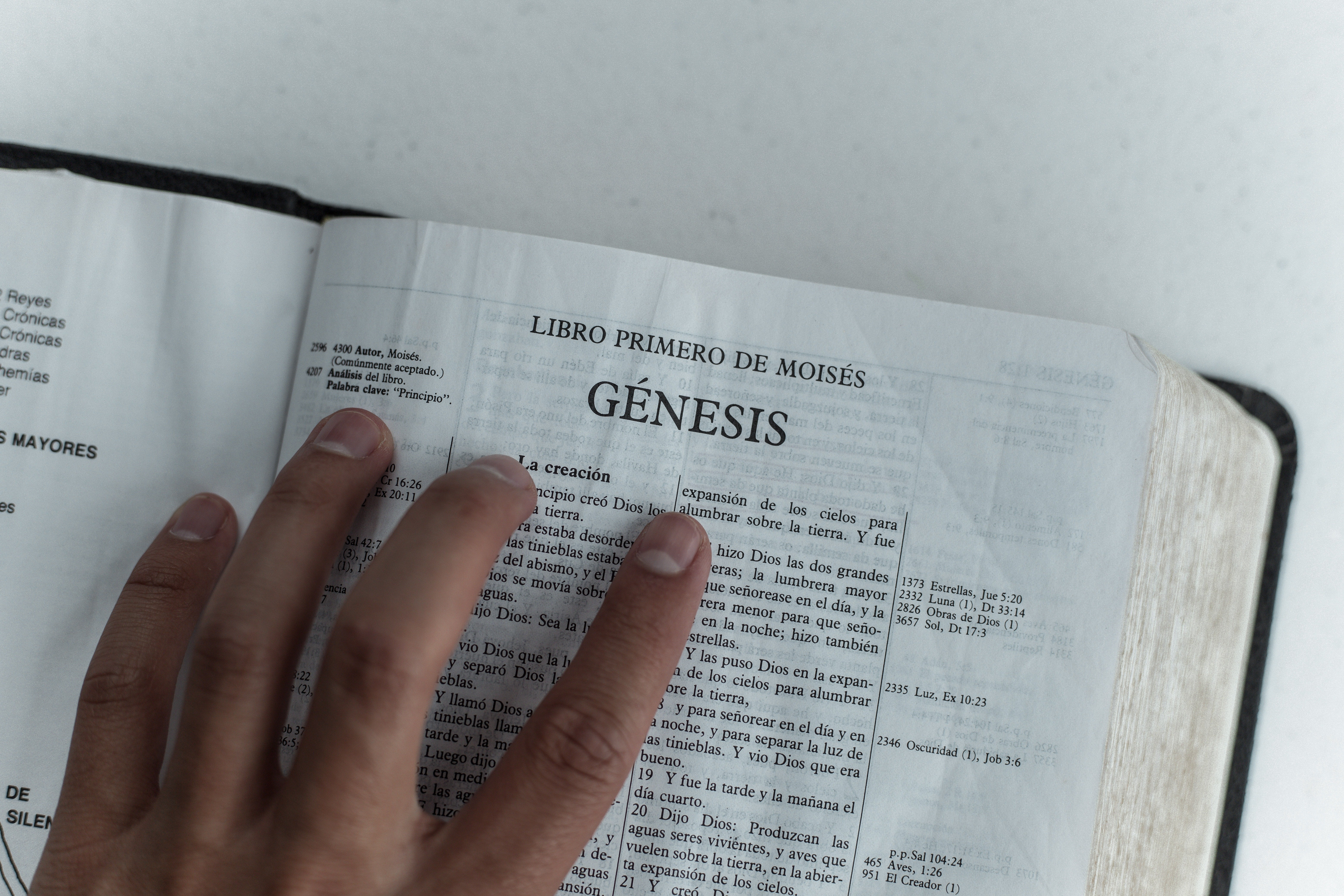 biblia abierta leyendo 